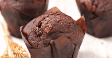 Muffins au chocolat cœur fondant, dorés et garnis de décorations festives.