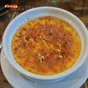 Crème brûlée à la vanille, dorée avec une croûte caramélisée, préparée au Thermomix.