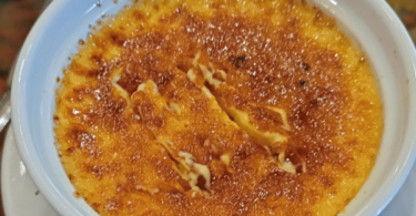 Crème brûlée à la vanille, dorée avec une croûte caramélisée, préparée au Thermomix.