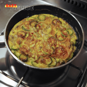 Gâteau moelleux aux courgettes doré, cuit à la poêle et servi sur une assiette