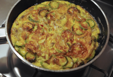 Gâteau moelleux aux courgettes doré, cuit à la poêle et servi sur une assiette