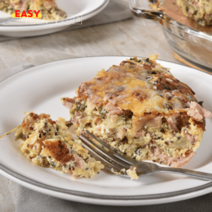 Quiche sans pâte dorée, garnie de légumes et de fromage, servie dans un plat rustique.