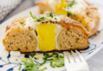 Œuf cuit dans un bagel garni de fromage, doré et croustillant grâce au Air Fryer.