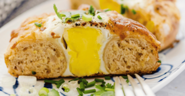 Œuf cuit dans un bagel garni de fromage, doré et croustillant grâce au Air Fryer.