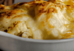 Gratin de chou-fleur doré, servi dans un plat gratiné avec une belle croûte au fromage.