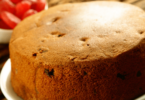 Gâteau sans sucre pour diabétiques, garni de fruits frais, servi sur une assiette.