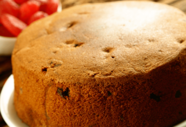 Gâteau sans sucre pour diabétiques, garni de fruits frais, servi sur une assiette.