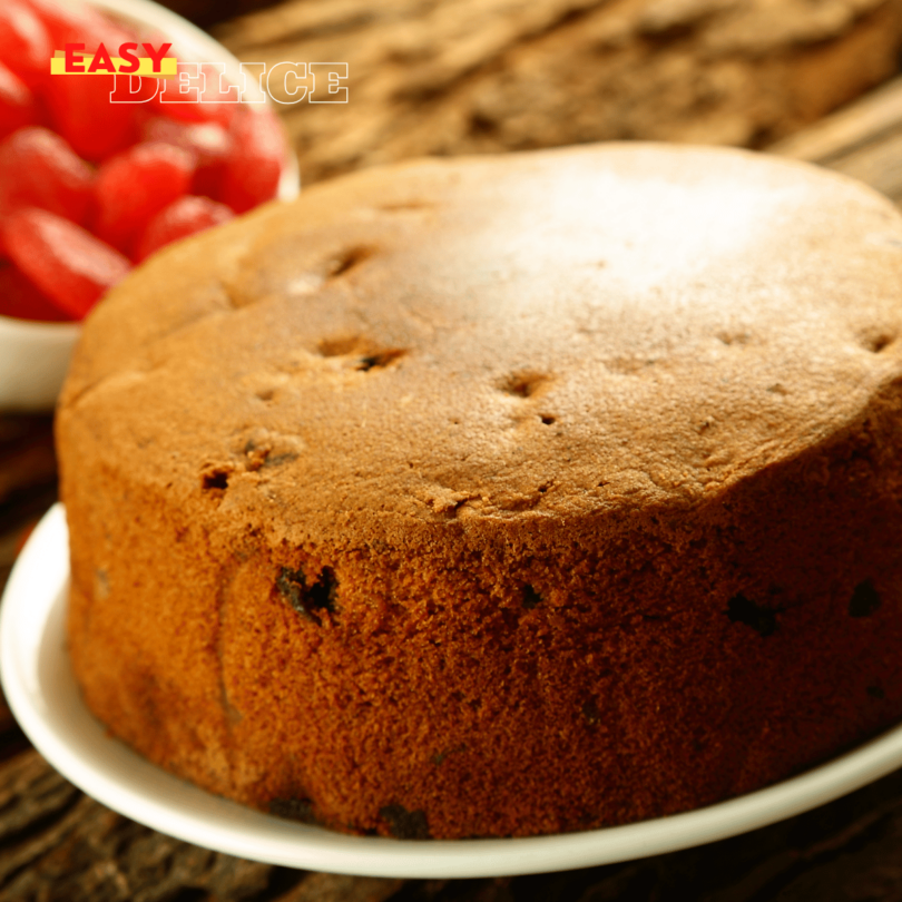 Gâteau sans sucre pour diabétiques, garni de fruits frais, servi sur une assiette.