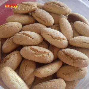 Biscuits au citron dorés, saupoudrés de sucre glace, prêts à être dégustés.