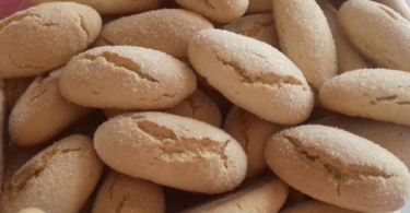 Biscuits au citron dorés, saupoudrés de sucre glace, prêts à être dégustés.