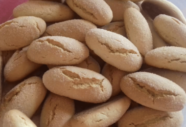 Biscuits au citron dorés, saupoudrés de sucre glace, prêts à être dégustés.