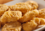 Nuggets de poulet maison dorés et croustillants, accompagnés de sauce barbecue et de salade.