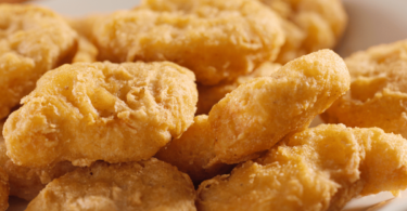 Nuggets de poulet maison dorés et croustillants, accompagnés de sauce barbecue et de salade.