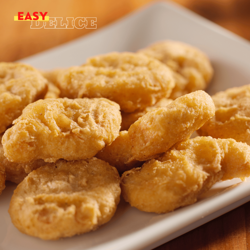 Nuggets de poulet maison dorés et croustillants, accompagnés de sauce barbecue et de salade.