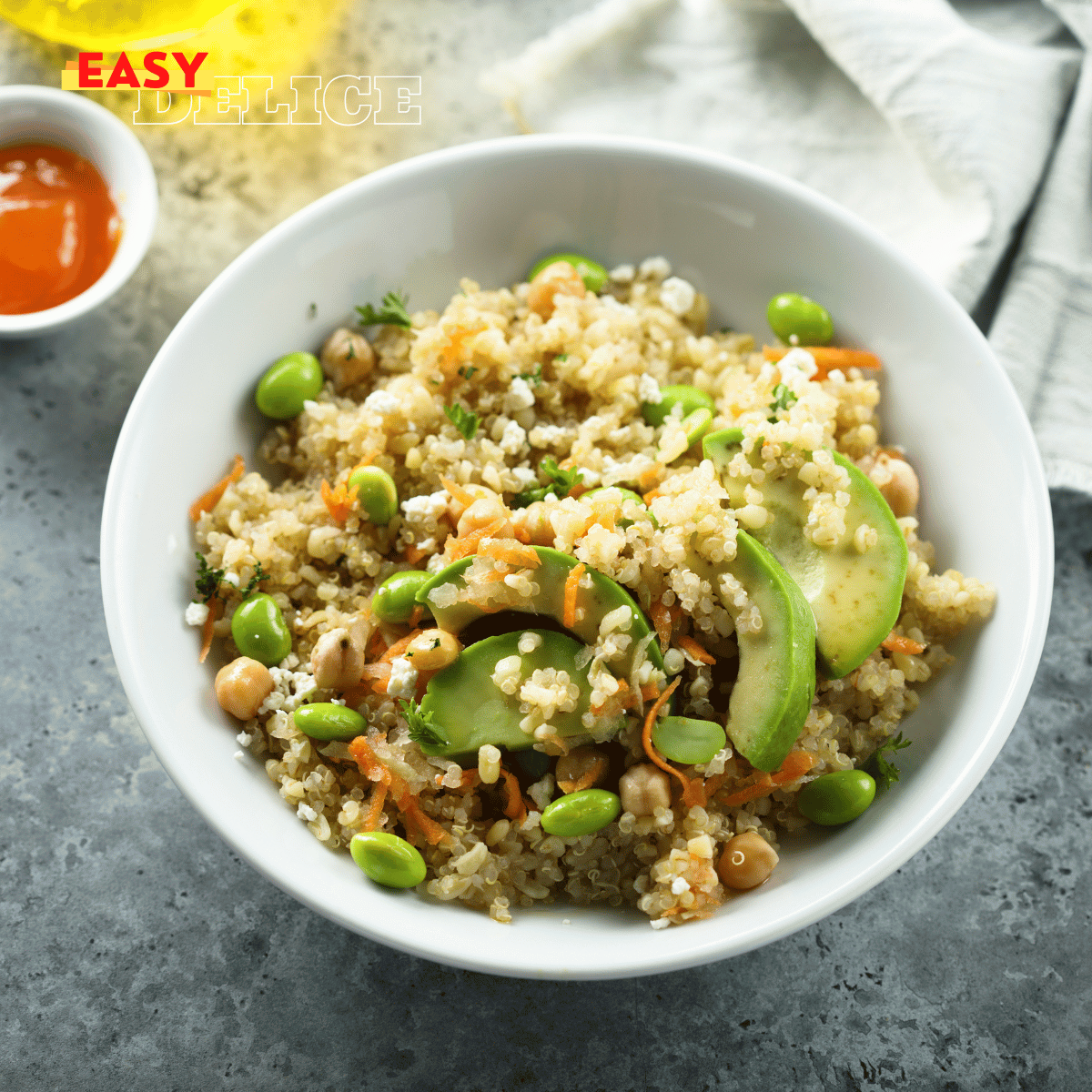 Bowl de Quinoa aux Avocats et Graines