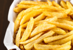 Frites maison dorées, légères et croustillantes, préparées avec des astuces pour moins de gras.