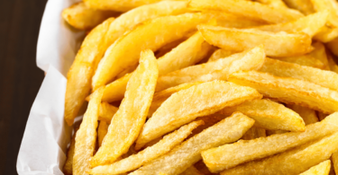 Frites maison dorées, légères et croustillantes, préparées avec des astuces pour moins de gras.