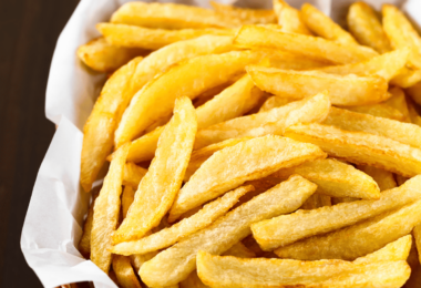 Frites maison dorées, légères et croustillantes, préparées avec des astuces pour moins de gras.