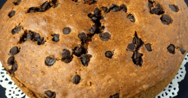 Gâteau au yaourt moelleux garni de pépites de chocolat, prêt à être dégusté.