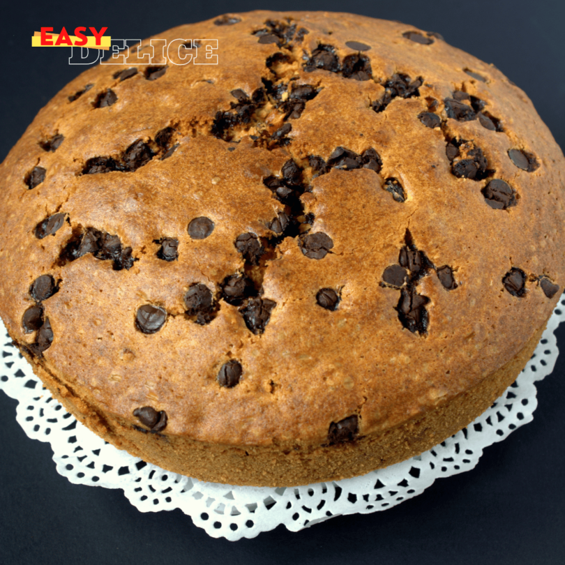 Gâteau au yaourt moelleux garni de pépites de chocolat, prêt à être dégusté.