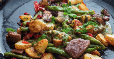 Roastbeef juteux avec légumes et sauce chimichurri, cuit à la perfection dans l’Air Fryer.