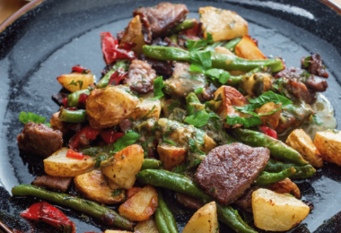 Roastbeef juteux avec légumes et sauce chimichurri, cuit à la perfection dans l’Air Fryer.