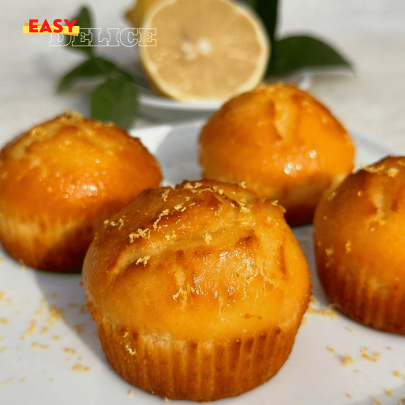 Muffins au citron moelleux, dorés et parfumés au zeste de citron.