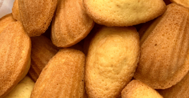 Madeleines dorées et moelleuses, fraîchement sorties de l'Air Fryer, servies dans une assiette.