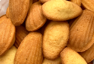 Madeleines dorées et moelleuses, fraîchement sorties de l'Air Fryer, servies dans une assiette.