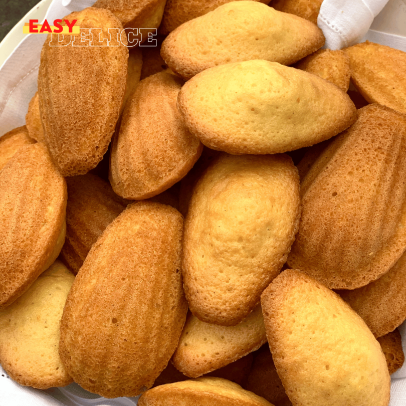 Madeleines dorées et moelleuses, fraîchement sorties de l'Air Fryer, servies dans une assiette.