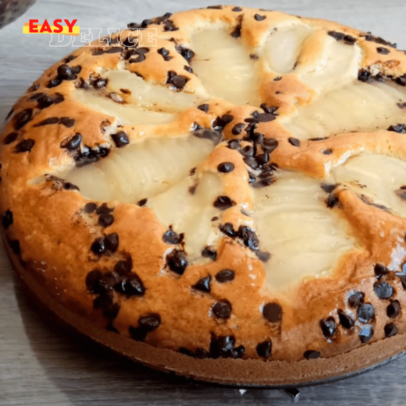 Gâteau poire-chocolat moelleux, décoré avec des poires fraîches et une ganache chocolatée.