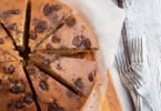 Gâteau moelleux aux pépites de chocolat présenté sur une assiette avec une texture gourmande et des éclats fondants.