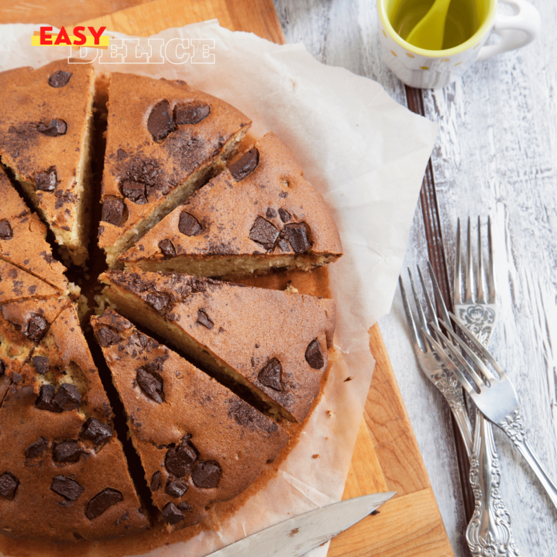 Gâteau moelleux aux pépites de chocolat présenté sur une assiette avec une texture gourmande et des éclats fondants.