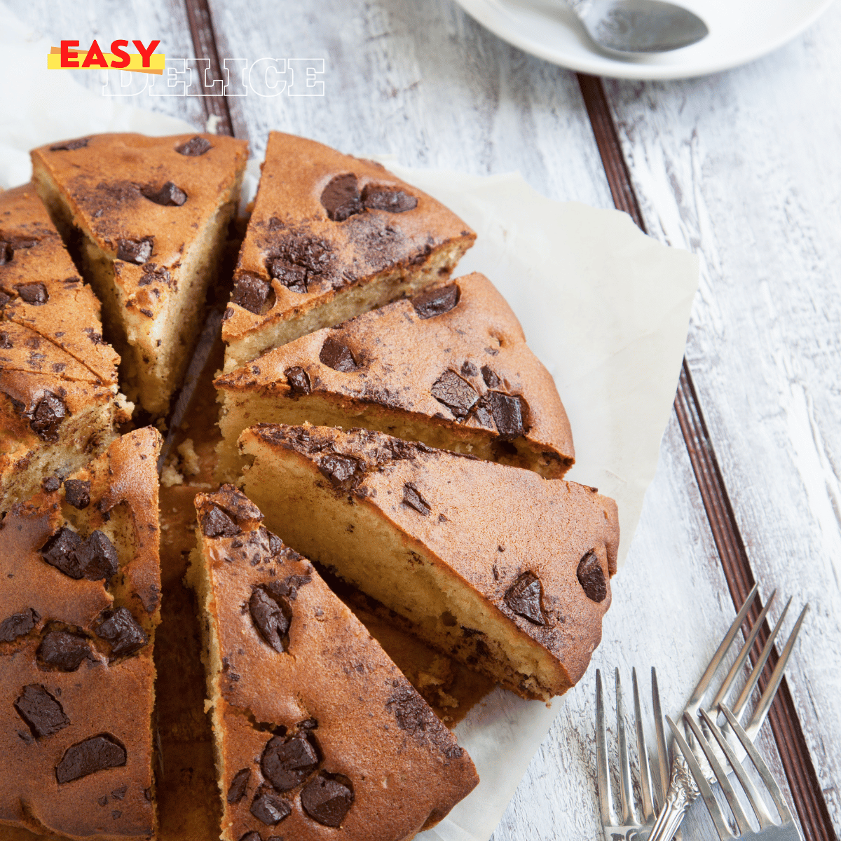 Gâteau moelleux aux pépites de chocolat présenté sur une assiette avec une texture gourmande et des éclats fondants.