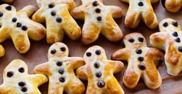 Mannele alsaciens dorés et moelleux, prêts à être dégustés pour la Saint-Nicolas.