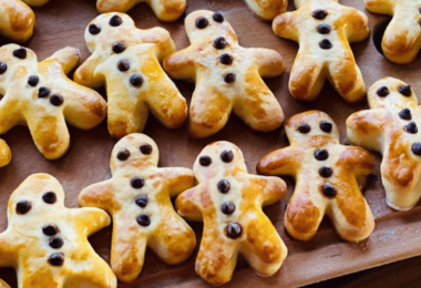 Mannele alsaciens dorés et moelleux, prêts à être dégustés pour la Saint-Nicolas.