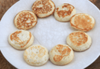 Blinis moelleux dorés et garnis de crème et saumon, prêts en 5 minutes