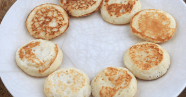 Blinis moelleux dorés et garnis de crème et saumon, prêts en 5 minutes