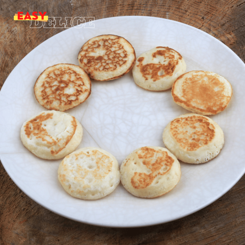 Blinis moelleux dorés et garnis de crème et saumon, prêts en 5 minutes