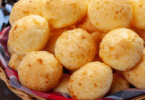 Pão de Queijo moelleux, dorés et croustillants, disposés sur une assiette.