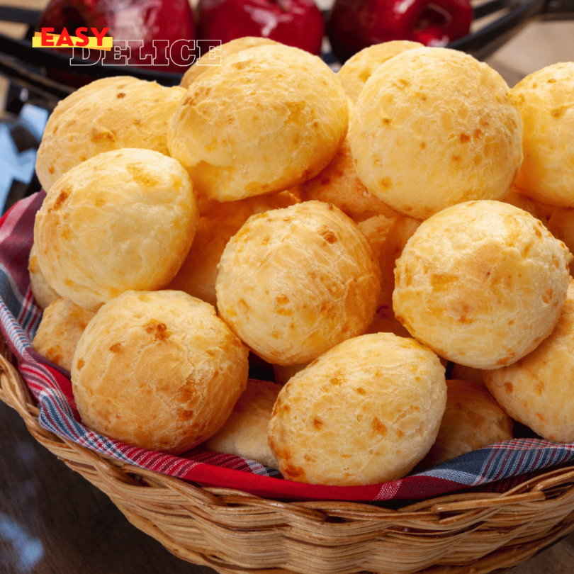 Pão de Queijo moelleux, dorés et croustillants, disposés sur une assiette.