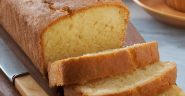 Gâteau au mascarpone moelleux et doré, tranché et servi sur une assiette