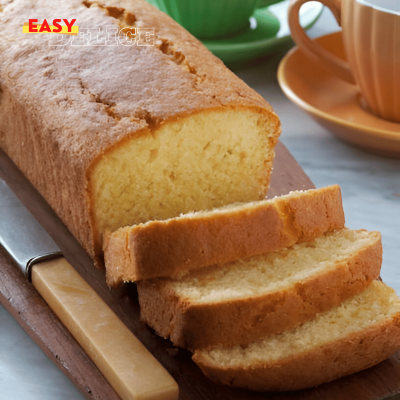 Gâteau au mascarpone moelleux et doré, tranché et servi sur une assiette