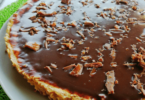 Tarte aux Daims, nappée de caramel et parsemée de morceaux de chocolat croquant.