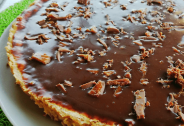 Tarte aux Daims, nappée de caramel et parsemée de morceaux de chocolat croquant.