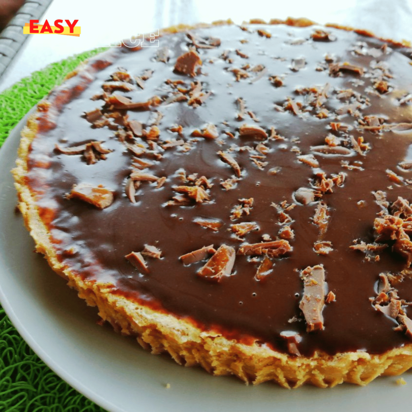 Tarte aux Daims, nappée de caramel et parsemée de morceaux de chocolat croquant.