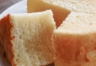 Gâteau nature doré et moelleux, tranché et servi avec une tasse de thé.