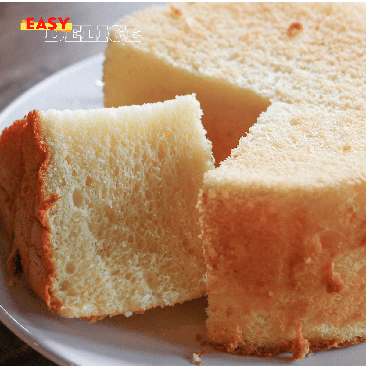 Gâteau nature doré et moelleux, tranché et servi avec une tasse de thé.