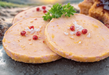 Faux gras de Noël, joliment présenté dans une terrine avec des toasts et des figues fraîches.