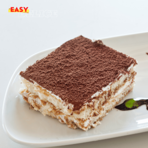 Tiramisu revisité avec des couches créatives de fruits, mascarpone et biscuits